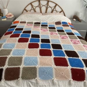 Beautiful vintage hand knit granny square crocheted throw blanket